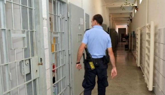 Ollóval szurkált meg egy elítélt egy börtönőrt az egyik erdélyi börtönben