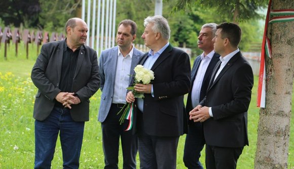 Miatyánkot mondott Semjén Zsolt az úzvölgyi temetőben