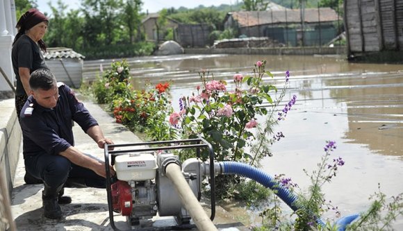 Állattetemek százait és rengeteg szemetet sodor alsó folyásán a Duna