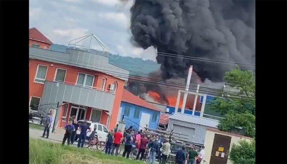 Hatalmas tűz Udvarhelyen, sűrű, fekete füst száll a város fölött (VIDEÓval)