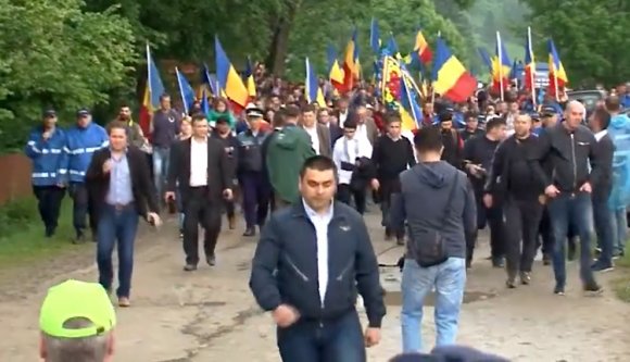 Régi ismerősök az úzvölgyi katonatemetőben: Cucoș főcsendőr és a fociultrák