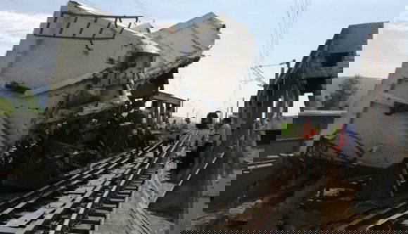 Vonat ütközött kamionnal, a mozdony és egy vasúti kocsi is kisiklott