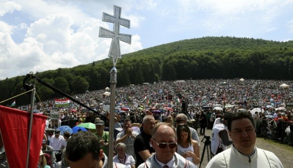 Még a pápalátogatás jegyében zajlik az idei pünkösdi búcsú a csíksomlyói nyeregben