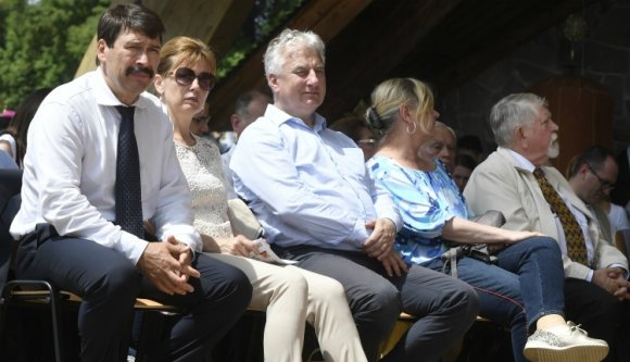 Kegyeletsértő, törvénysértő és erkölcstelen – Áder János így jellemzi az úzvölgyi temetőben történteket