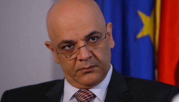 Kiakadt Raed Arafat az őt evés közben megzavaró kis cigiáruslányra