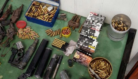 Egész kis fegyverarzenált foglalt le a rendőrség egy brassói férfinál