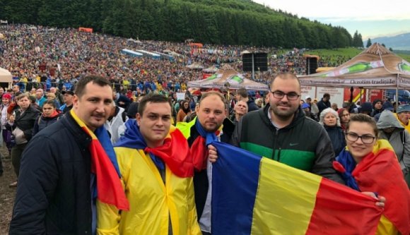 A román trikolór volt a belépő a pápához Csíksomlyón? Megszűrte a magyar közméltóságokat a kormányőrség