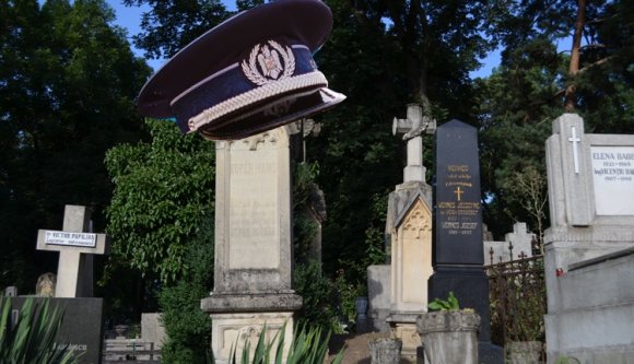 Pénzért, sírhelyért vetette be magát a volt rendőrfőnök