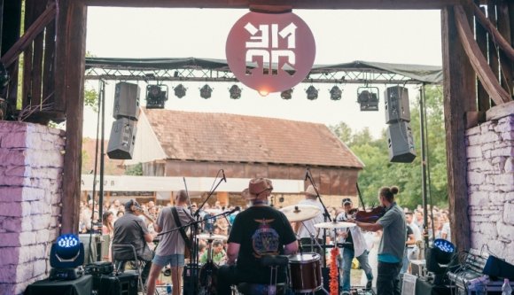 Török és számi dallamokra rúghatjuk ki augusztusban a mérai csűr oldalát