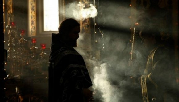 Nem csak a cigiseket, a tömjént égető papokat is megszívatná az USR