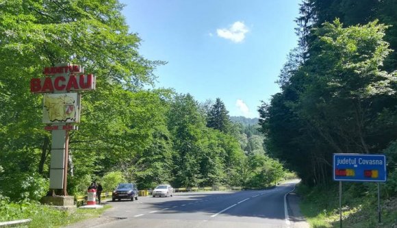 Román színekre próbálták festeni a Kovászna megyét jelző táblát, mérsékelt sikerrel