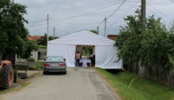 Lagzisátor és táncoló násznép sajátított ki két forgalmas útszakaszt