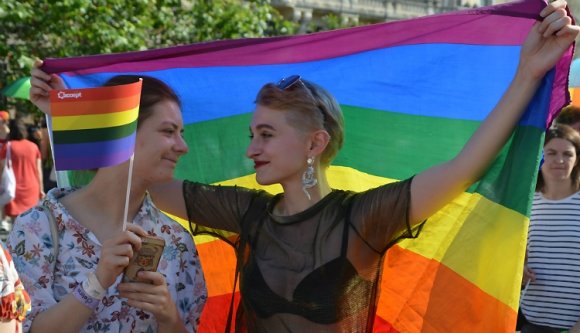 Elunták az ígérgetést: azonosnemű párok perelik az államot