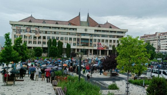 Pár százan demonstráltak Úzvölgyéért Csíkszereda esőáztatta főterén