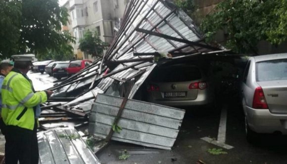 Röpködtek a tömbháztetők a délutáni szélviharban
