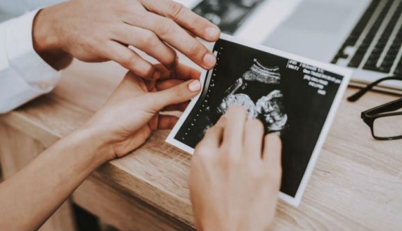 A nevére vette gyermekét a diáklányt teherbe ejtő hittantanár