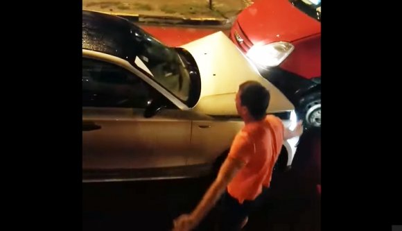 Éjszaka, esőben, mattrészegen a menetiránnyal szemben