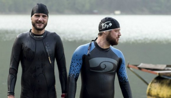 Szimpatikus kezdeményezés: két srác tavak átúszásával segít a krónikus beteg gyerekeken