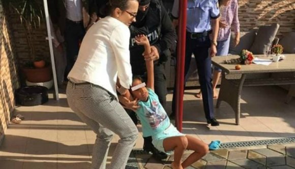 Megrázó: maszkosok segítségével vonszoltak el egy 8 éves kislányt a nevelőszülei házából (VIDEÓval)
