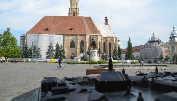 Újabb színromán objektum jelent meg a multikultinak kikiáltott Kolozsvár főterén