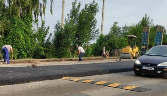 Annyira dúl a munkakedv mifelénk, hogy még a fekvőrendőrt is leaszfaltozzák