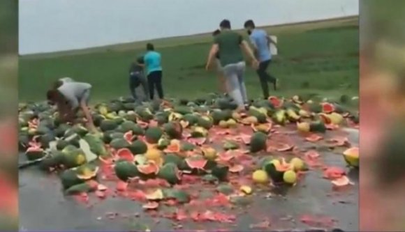 Teleorman megyében hirtelen lefékezett egy dinnyét szállító kamion...