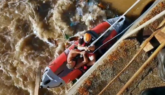 Így mentették a sodrásból a meggondolatlan férfit, aki az Olton borult fel (VIDEÓval)