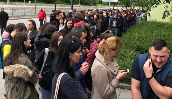 Egynapos idegtépés helyett, hosszú hétvégés programmá válik a szavazás külföldön