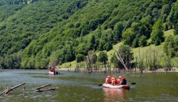 Nyolc személyt kellett kimenekíteni a víztározóból, miután durrdefektet kapott a gumicsónak