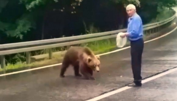 És azt ismeri, amikor a székely bácsi lakmározni hívja haverját, a medvét az út közepén? (VIDEÓval)