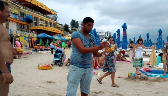 A román tengerparton bármi megtörténhet: még a szemétből kikukázott kukoricát is pénzzé tennék