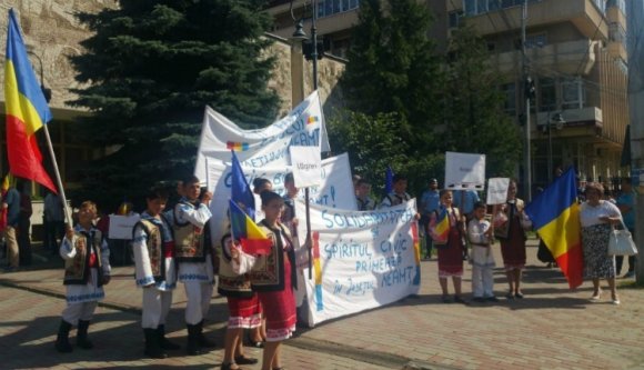 Így vonultak utcára a Neamț megyeiek, hogy megvédjék a Békás-szorost Hargitától (VIDEÓval)