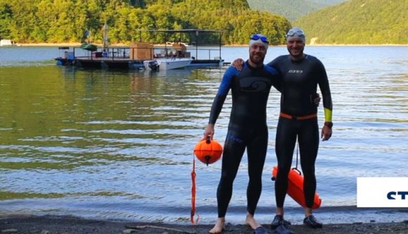 És megcsinálták: 7,6 km hosszú lett az első, jótékonyságból elkövetett tóátúszás