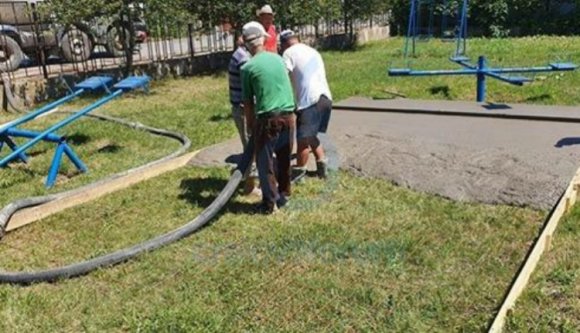 Mifelénk még a játszótereket is lebetonozzák… és nem is akárhogyan