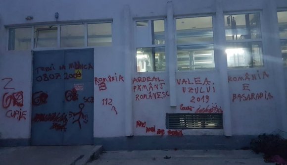 Már Székelyudvarhelyen is megjelentek a magyarellenes falfirkák