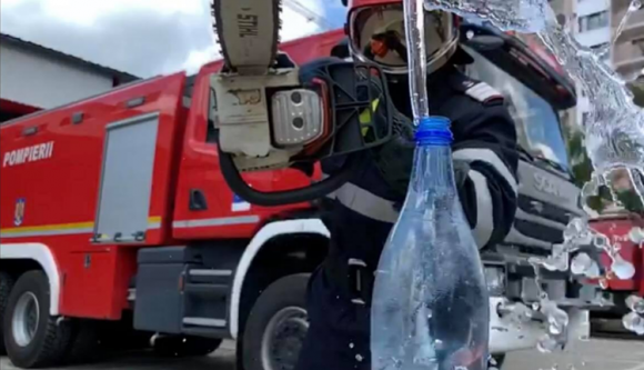 Hány román rendőr és tűzoltó kell egy kupak kicsavarásához? (VIDEÓval)
