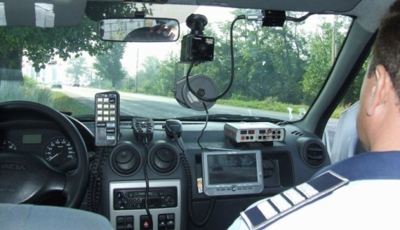 Rossz hír az autósoknak: továbbra is rejtekhelyről mérhetik a sebességet a rendőrök