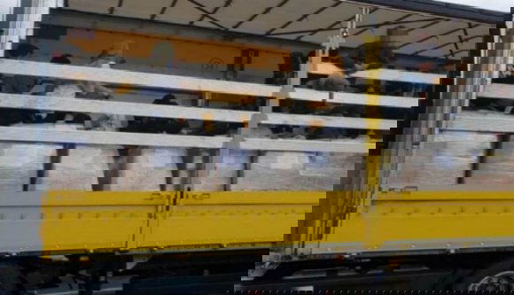 Teherautón elbújtatott bevándorlókat kapcsoltak le a nagylaki határőrök