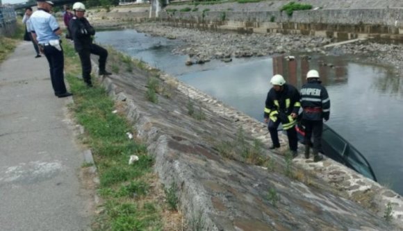Reggeli fürdőt akart venni a gondatlanul leparkolt autó, a folyóban kötött ki