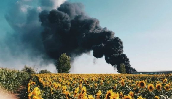 Hatalmas tűz ütött ki Nagyvárad közelében, sűrű, fekete füst lepte el a környéket (VIDEÓval)