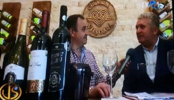 Igazolt szűzlányokkal tapostatja a szőlőt a borászkodó exállamtitkár (VIDEÓval)