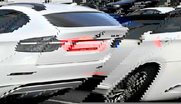 Bárkinek bagóért az ölébe hullhat egy méregdrága luxusautó