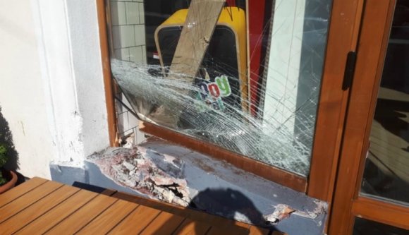 A kirakaton keresztül érkezett meg gépkocsijával az étterembe egy alig 80 éves aradi sofőr