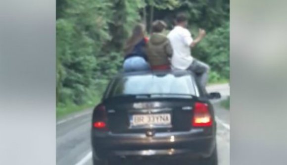 Az emberi hülyeség iskolapéldája: autó tetején ülve átkelni a Transzfogarason