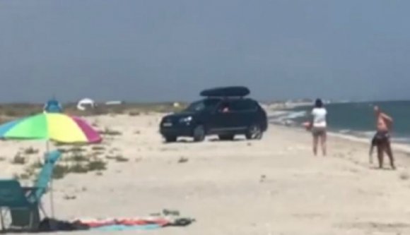 De mégis, miért hajt be valaki autóval a tengerparton napozók közé? (VIDEÓval)