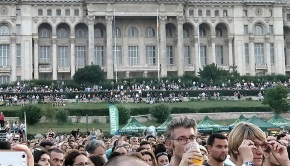 Ha valakinek jó kapcsolatai voltak a parlamentben, ingyen nézhette végig a bukaresti Bon Jovi-koncertet