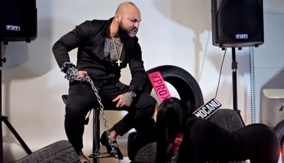 Rohamrendőrök húzták el a nótáját az üresfejű kurvákról éneklő manelistának (VIDEÓval)