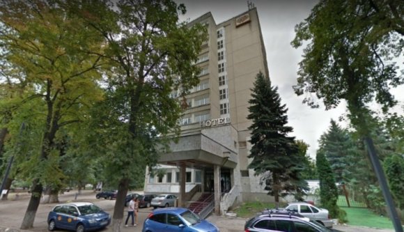 Míg Untold-falvát csinosítják, beomlott a kellős közepén található sporthotel egy része