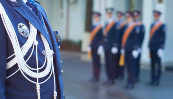 Miközben egy ország szidja az egyenruhásokat, a kormány a belügyisek jutalmazásáról közvitázna