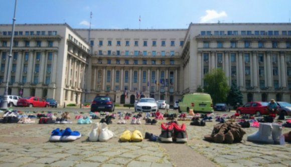 Gyerekcipőkkel emlékeztették a belügyeseket arra, hogy évente több száz gyerek tűnik el Romániában